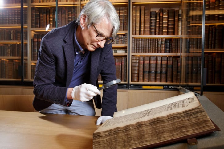 Nhà sử học Geoffrey Marsh phân tích hồ sơ lưu trữ từ những năm 1550s. Ảnh: CNN