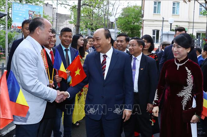 Thủ tướng Nguyễn Xuân Phúc và Phu nhân đến thăm Đại sứ quán và cộng đồng người Việt Nam tại Romania. Ảnh: Thống Nhất/TTXVN