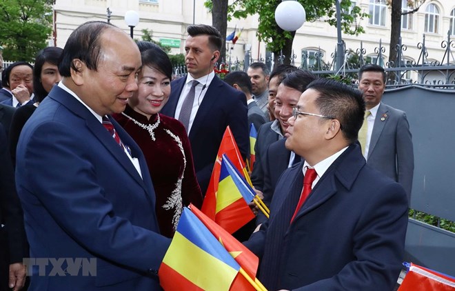 Prime Minister Nguyen Xuan Phuc (left) meets with overseas Vietnamese in Romania (Photo: VNA)