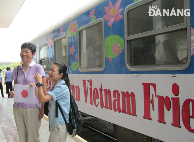 Tourists arriving in Da Nang on the Viet Nam-Japan friendship train