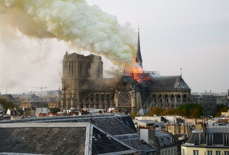 Nhà thờ Đức bà Paris bốc cháy dữ dội. Ảnh: CNBC News