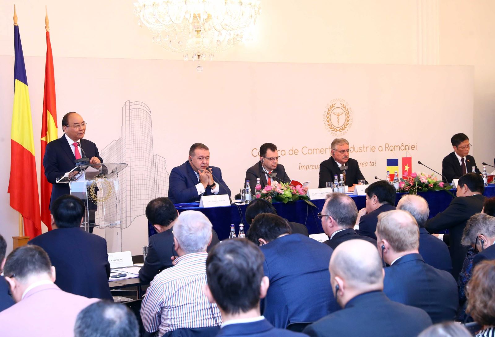 Thủ tướng Nguyễn Xuân Phúc phát biểu tại Diễn đàn doanh nghiệp Việt Nam- Romania. Ảnh: TTXVN