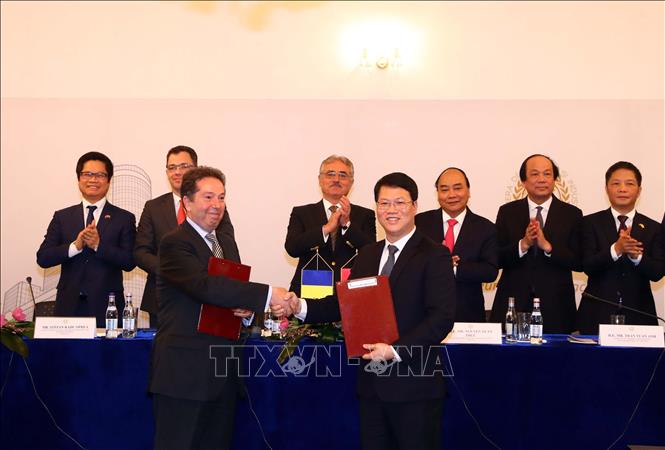 Thủ tướng Nguyễn Xuân Phúc và ông Viorel Stefan, Phó Thủ tướng Romania chứng kiến Lễ kết và trao các văn bản hợp tác giữa 2 nước tại điễn đàn. Ảnh: TTXVN