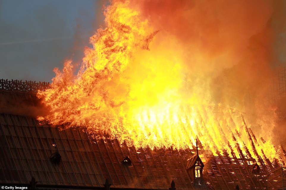 Mái Nhà thờ rực lửa. Ảnh: Getty Images