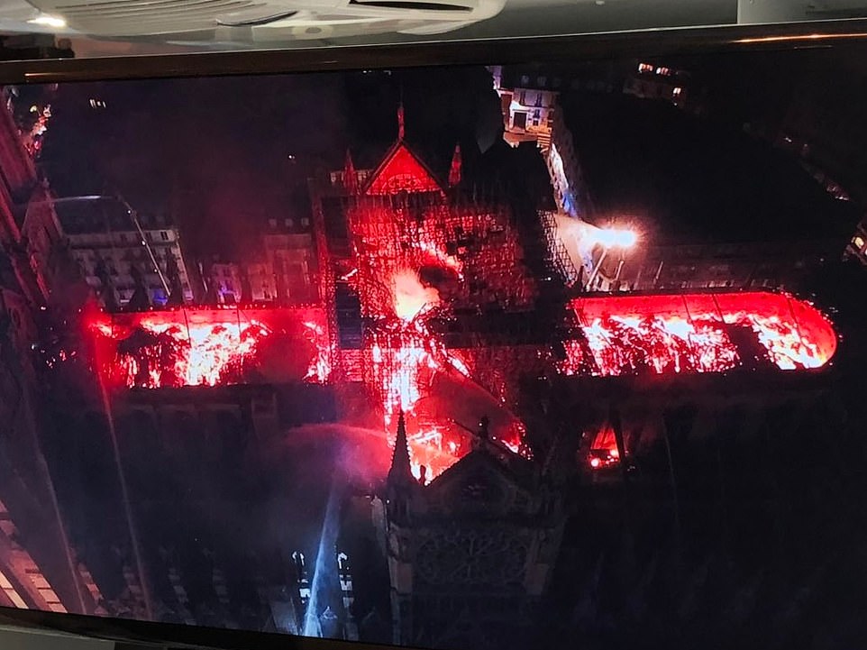 Đám cháy Nhà thờ Đức Bà Paris nhìn từ trên không. Ảnh: Daily Mail