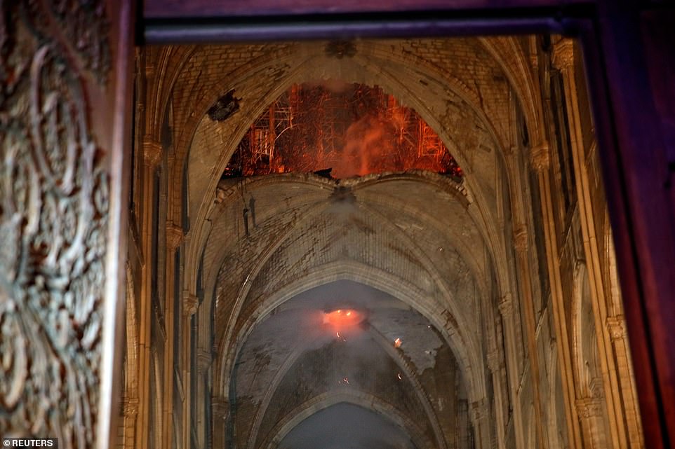 Hình ảnh đám cháy từ bên trong Nhà thờ. Ảnh: Reuters