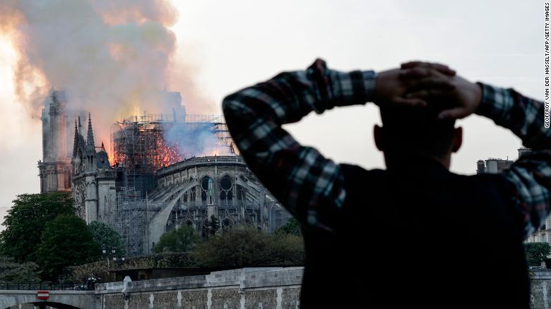 Người dân Paris đau lòng nhìn công trình tôn giáo biểu tượng của thành phố bị lửa tàn phá.