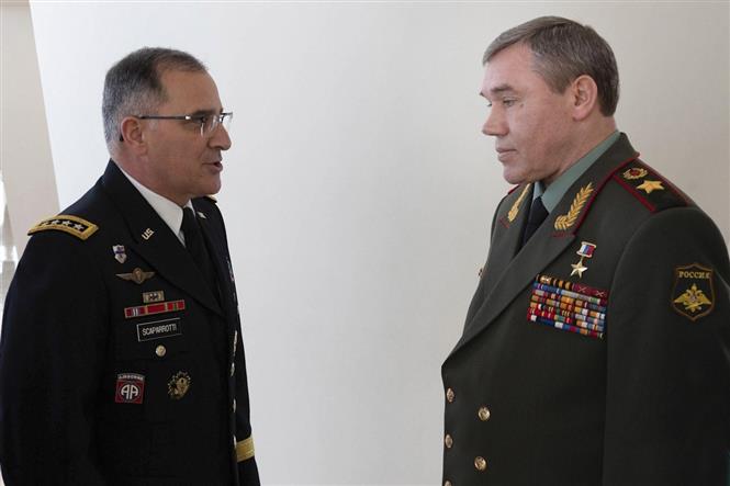 Tổng Tham mưu trưởng quân đội Nga Valery Gerasimov (phải) trong cuộc gặp Tư lệnh lực lượng NATO ở châu Âu, Tướng Curtis Scaparrotti tại Baku, Azerbaijan tháng 12-2018. ẢNh: AFP/TTXVN