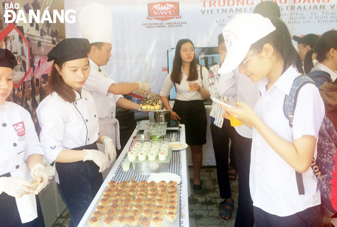 Students from the Da Nang Vocational Training Senior College participating in the Job Fair 2018
