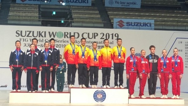 Vietnamese gymnasts Tran Ngoc Thuy Vi, Le Hoang Phong, Vuong Hoai An, Nguyen Che Thanh and Nguyen Viet Anh triumphed in the Group category above 18 years old (Photo: thanhnien.vn)