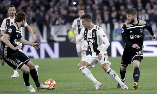 Ronaldo không thể cứu Juventus khỏi thất bại ngay trên sân nhà. Ảnh: AP.