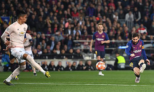 Cú cứa lòng mở tỷ số của Messi ở phút 16. Ảnh: AP.