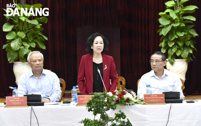 Ủy viên Bộ Chính trị, Bí thư Trung ương Đảng, Trưởng ban Dân vận Trung ương Trương Thị Mai (giữa) phát biểu kết luận tại buổi làm việc. 	               Ảnh: ĐẶNG NỞ