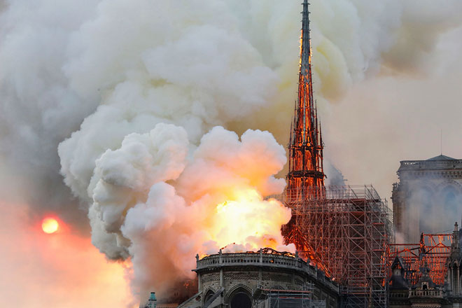 Vụ hỏa hoạn tại Nhà thờ Đức Bà Paris gây chấn động thế giới.  Ảnh: AFP/Getty Images