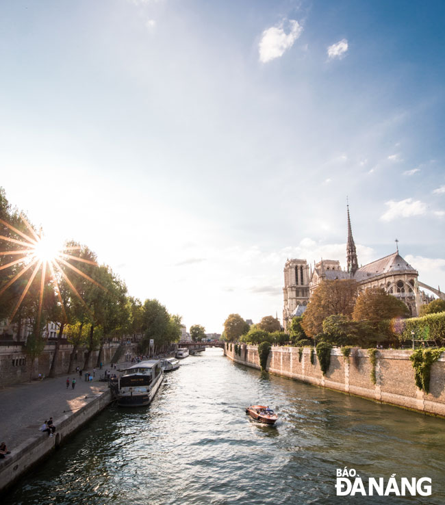 Nhà thờ Đức Bà Paris nhìn từ sông Seine.                 Ảnh: NGỌC TRÂN