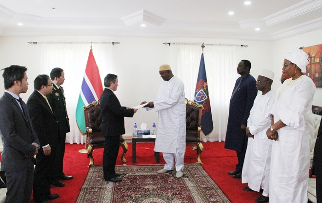 Vietnamese Ambassador to Gambia Pham Quoc Tru presents his credentials to President of Gambia Adama Barrow (Photo: VNA)