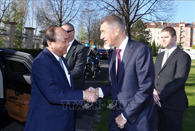 Thủ tướng Cộng hoà Séc Andrej Babis đón Thủ tướng Nguyễn Xuân Phúc. Ảnh: Thống Nhất/TTXVN