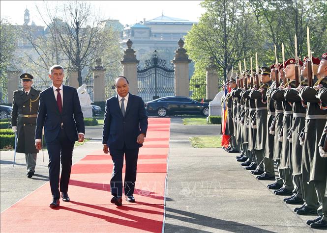 Thủ tướng Cộng hòa Séc Andrej Babis và Thủ tướng Nguyễn Xuân Phúc duyệt đội danh dự. Ảnh: Thống Nhất/TTXVN
