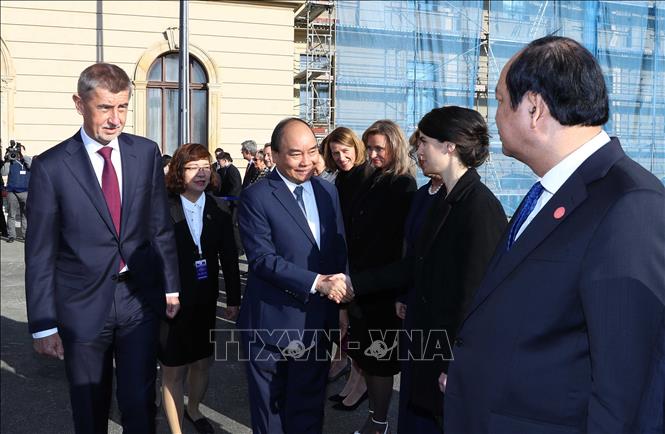 Thủ tướng Nguyễn Xuân Phúc và Thủ tướng Cộng hòa Séc Andrej Babis giới thiệu các thành viên đoàn đại biểu hai nước. Ảnh: Thống Nhất/TTXVN