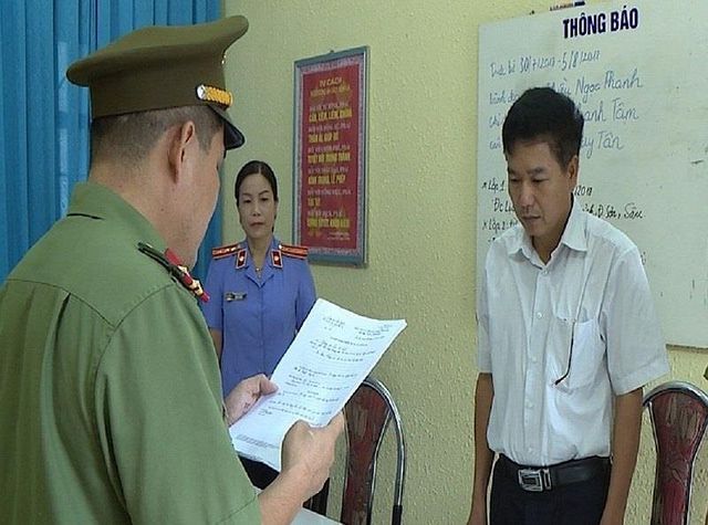 Cơ quan An ninh điều tra công an tỉnh Sơn La tống đạt quyết định khởi tố đối với ông Trần Xuân Yến, Phó Giám đốc Sở GD-ĐT.