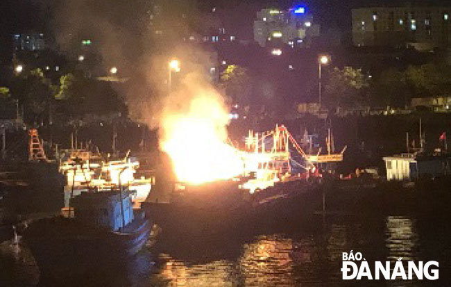 A fishing boat catching fire while being anchored on the Han River.