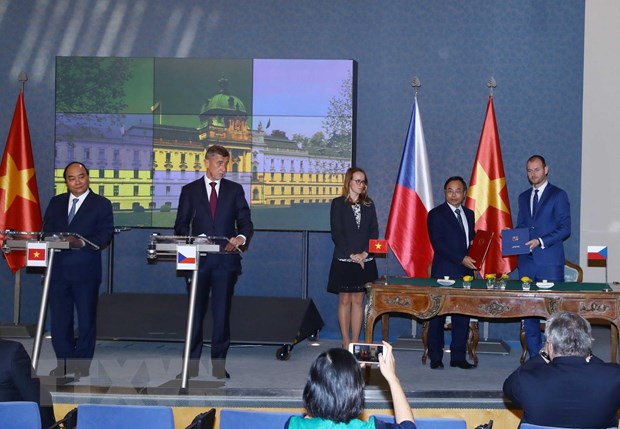 Thủ tướng Nguyễn Xuân Phúc và Thủ tướng Cộng hòa Séc Andrej Babis chứng kiến Lễ ký các văn kiện hợp tác giữa hai nước. (Ảnh: Thống Nhất/TTXVN)