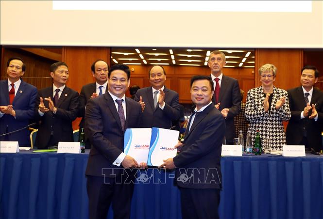 Thủ tướng Nguyễn Xuân Phúc và Thủ tướng Cộng hòa Séc Andrej Babis chứng kiến lễ ký kết hợp tác giữa doanh nghiệp hai nước. Ảnh: Thống Nhất/TTXVN