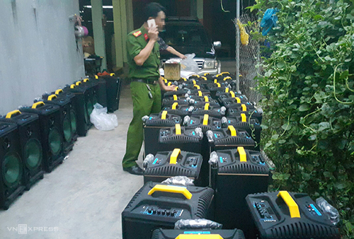 Tang vật là các loa thùng mà cảnh sát thu giữ tại xã Quỳnh Hồng chiều nay. Ảnh: Nguyễn Hải.