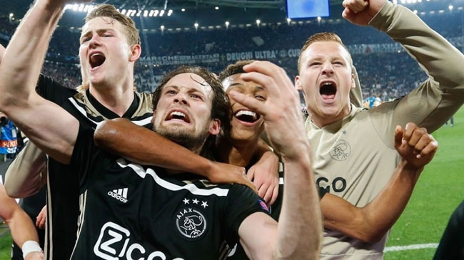 Niềm vui của các cầu thủ Ajax Amsterdam sau khi đánh bại Juventus ngay tại Turin để giành quyền vào bán kết. Ảnh: AFP