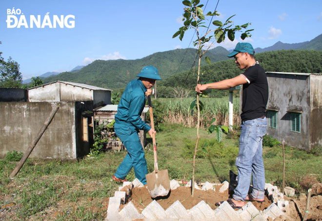 Cán bộ, nhân dân xã Hòa Bắc thực hiện “Ngày Nông thôn mới” góp phần cải tạo cảnh quan nông thôn. 