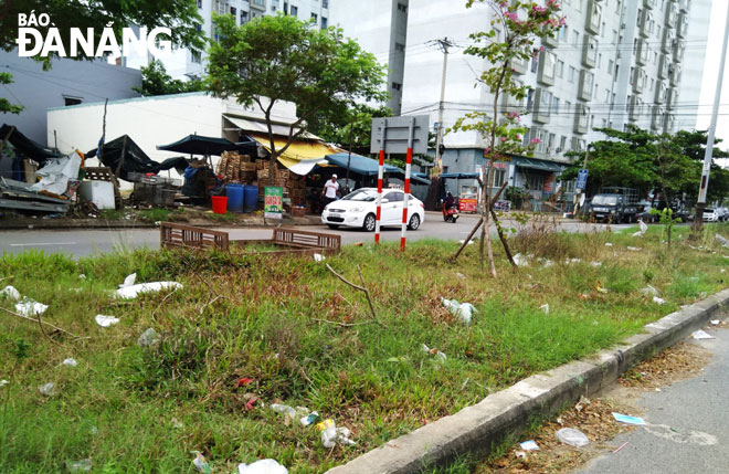 Giường ngủ, rác thải sinh hoạt trên dải phân cách đường Trần Thánh Tông (phường Nại Hiên Đông, quận Sơn Trà), gây ô nhiễm môi trường, mất mỹ quan đô thị.