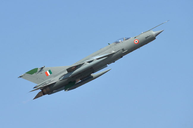Tiêm kích MIG-21 của không quân Ấn Độ trên bầu trời. Ảnh: AFP