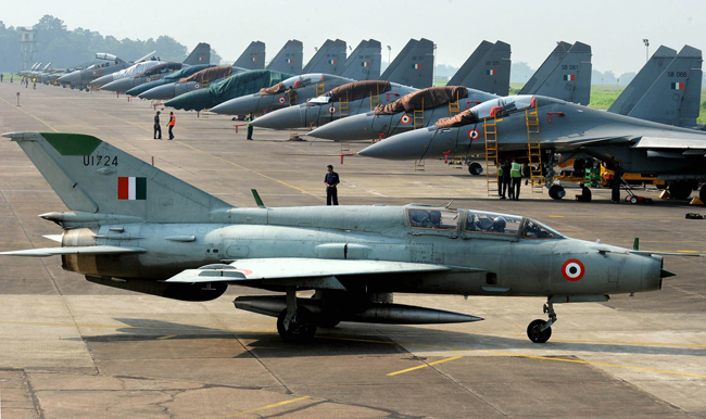 Tiêm kích MIG-21 của không quân Ấn Độ trên bầu trời. Ảnh: AFP
