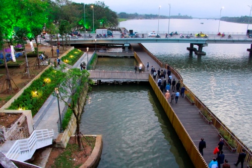 Cầu lát gỗ lim trên sông Hương do Hàn Quốc tài trợ cho Huế. Ảnh: Võ Thạnh.