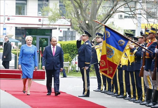 Thủ tướng Nguyễn Xuân Phúc và Thủ tướng Romania Viorica Dancila duyệt đội danh dự. Ảnh: Thống Nhất/TTXVN