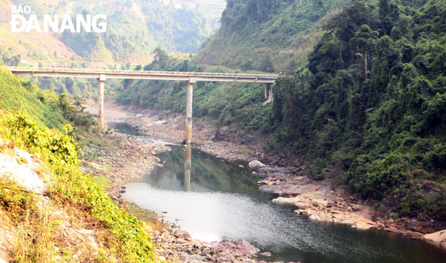 Nhiều đoạn sông Bung, nhánh chính của sông Vu Gia thường xuyên cạn khô do việc vận hành bất hợp lý của các hồ thủy điện.  			       Ảnh: HOÀNG HIỆP