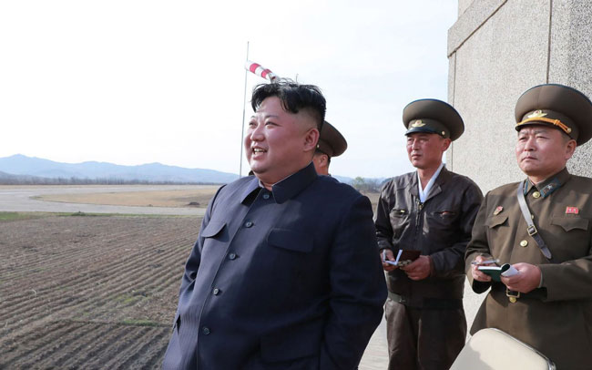 Nhà lãnh đạo Kim Jong-un đang để ngỏ khả năng gặp thượng đỉnh lần ba với Mỹ. Trong ảnh: Ông Kim Jong-un thị sát huấn luyện của lực lượng không quân Triều Tiên tại một địa điểm không xác định. 			   		             Ảnh: AFP