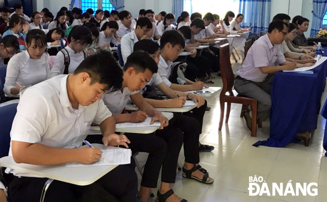 Trường THPT Nguyễn Trãi tổ chức buổi tư vấn hướng nghiệp, hướng dẫn quy chế thi cho học sinh khối lớp 12. (Ảnh do nhà trường cung  cấp)