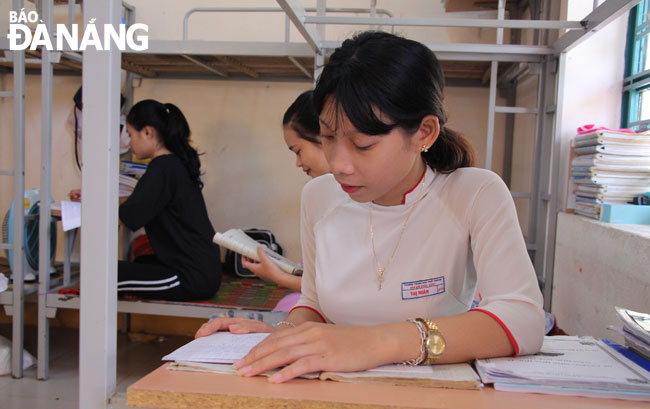 Các em học sinh dân tộc thiểu số Trường THPT Phạm Phú Thứ tăng tốc ôn tập tại ký túc xá.	Ảnh: P.V.Y