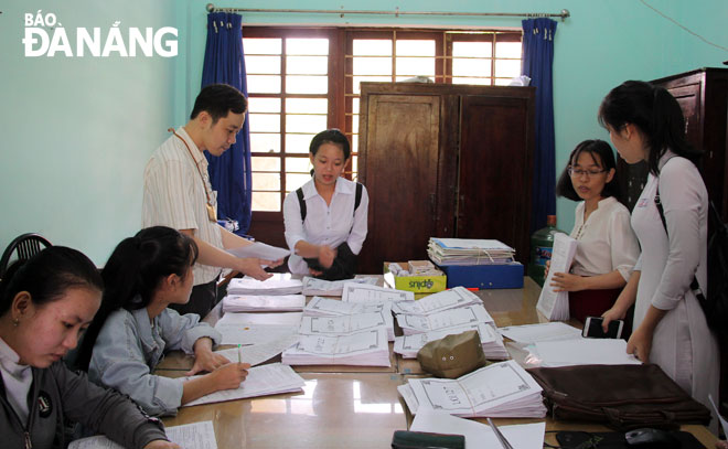 Học sinh nộp hồ sơ đăng ký dự thi tại Trường THPT Phạm Phú Thứ. Ảnh: P.V.Y