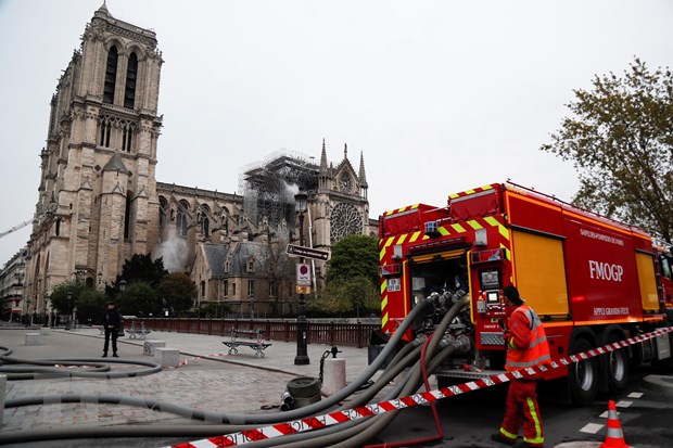 Xe cứu hỏa tại khu vực Nhà thờ Đức Bà Paris sau vụ hỏa hoạn, ngày 16/4. (Nguồn: AFP/TTXVN)