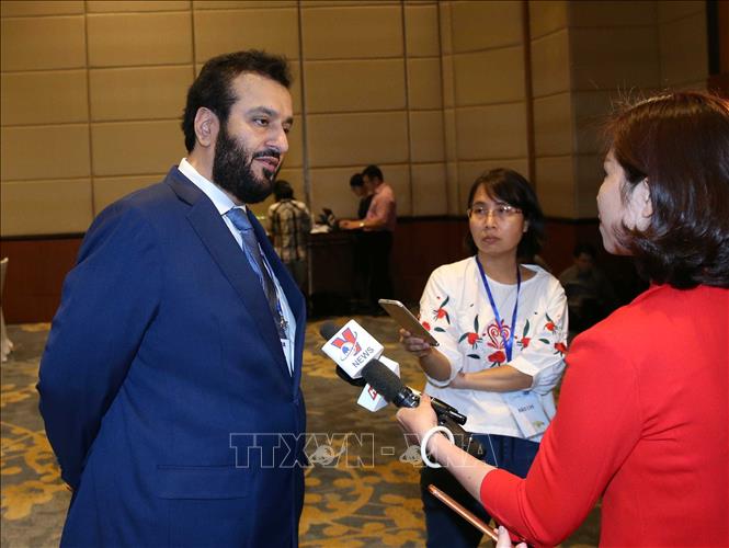 Ông Mohamed Alrayssi, Giám đốc điều hành Cơ quan Tin tức Các Tiểu Vương quốc Ả rập Thống Nhất (UAE) trả lời phỏng vấn của phóng viên Truyền hình Thông tấn. Ảnh: Văn Điệp/TTXVN