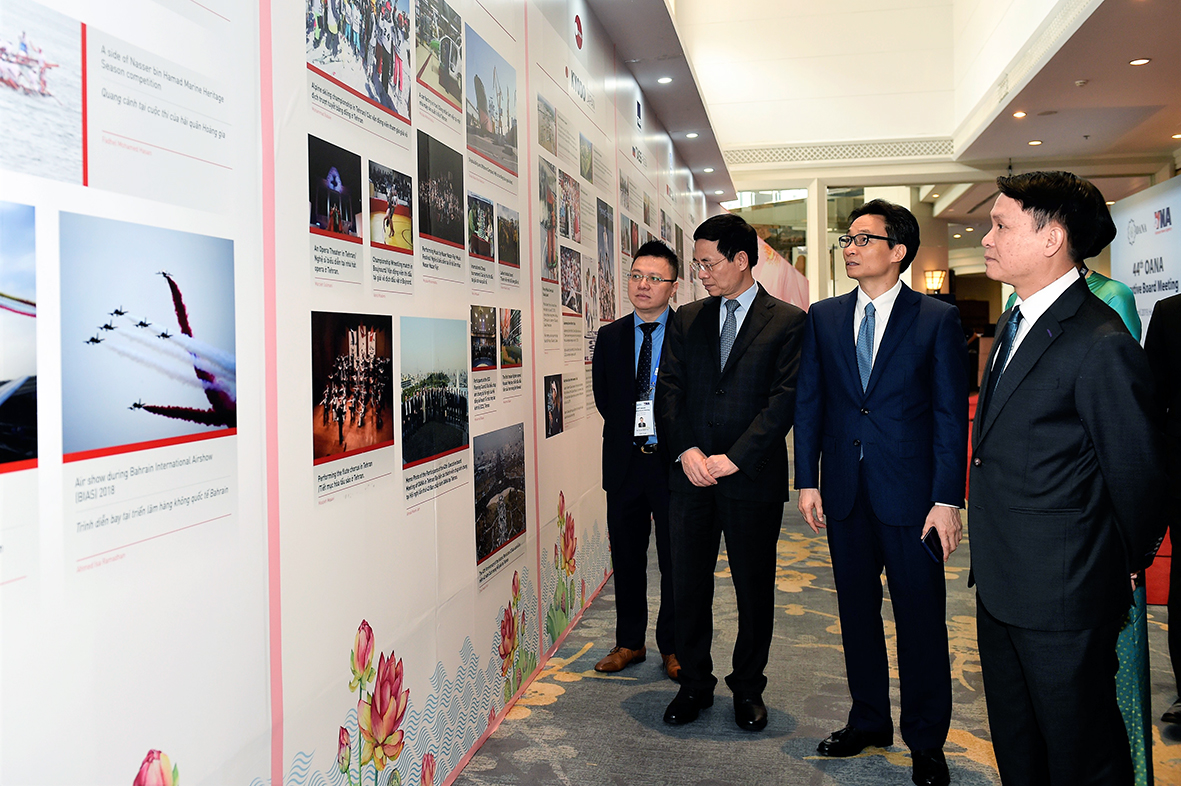 Phó Thủ tướng Vũ Đức Đam, Bộ trưởng Nguyễn Mạnh Hùng, Tổng Giám đốc TTXVN Nguyễn Đức Lợi tham quan Triển lãm ảnh của 11 hãng thông tấn thành viên bên lề OANA. Ảnh VGP/Nhật Bắc