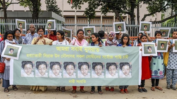 Phụ nữ Bangladesh cầm những tấm biểu ngữ kêu gọi đòi công lý cho Nusrat Jahan Rafi (Nguồn: AFP)