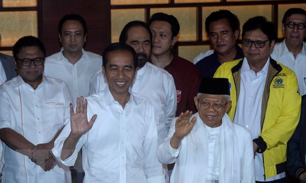 Tổng thống Indonesia Joko Widodo (trái) và người liên danh tranh cử chức phó tổng thống, giáo sỹ Maruf Amin (phải) tại cuộc họp báo sau kết quả kiểm phiếu nhanh ở Jakarta, Indonesia ngày 17-4. (Ảnh: THX/TTXVN)