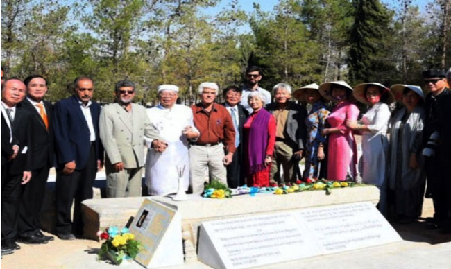 Buổi lễ tri ân Alexandre de Rhodes tại nghĩa trang Armenia (thành phố Isfahan, Iran) với sự tham dự của chính quyền sở tại và đoàn công dân Việt Nam. (Ảnh chụp từ phim tài liệu)