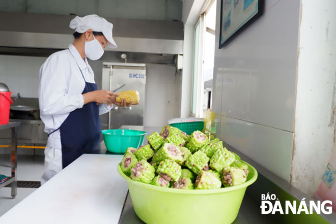 Nợ BHXH ảnh hưởng trực tiếp đến quỹ BHXH, BHYT và quyền lợi của người lao động. TRONG ẢNH: Người lao động làm bếp phục vụ bữa ăn cho công nhân tại Khu công nghiệp Hòa Khánh.