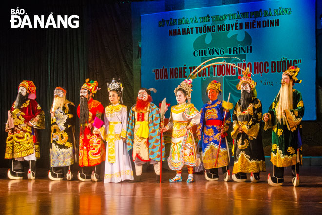 Artistes from the city’s Nguyen Hien Dinh Tuong Theatre introducing some typical characters in Tuong to pupils in Hai Chau District on 24 March