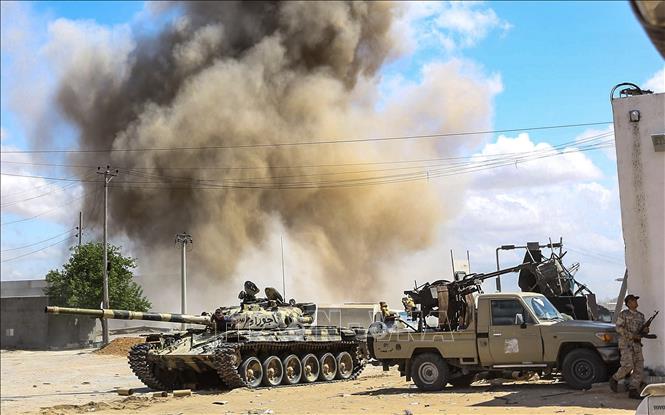 Lực lượng ủng hộ Chính phủ Libya giao tranh với các tay súng Quân đội Quốc gia Libya tự xưng (LNA) ở ngoại ô thủ đô Tripoli ngày 12-4. Ảnh: AFP/TTXVN