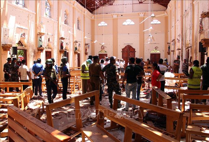 Hiện trường vụ nổ bên trong nhà thờ St Sebastian ở Negombo, phía bắc thủ đô Colombo của Sri Lanka, ngày 21/4/2019. Ảnh: AFP/TTXVN